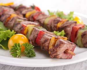 Kalbfleischspieße mit Paprika und Salat