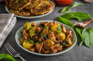 Kartoffeln mit Hähnchenbrust und Tomatensalat