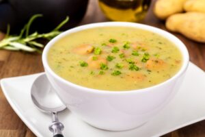 Kartoffelsuppe mit Sellerie und Möhren