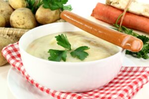 Kartoffelsuppe mit Sellerie und Würstchen