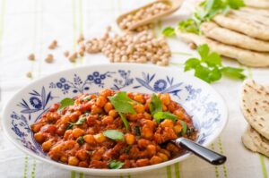 Kichererbsencurry mit Kokosmilch, Möhren, Mais und Tomaten