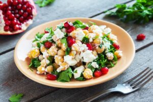 Kichererbsensalat mit Granatapfel und veganem Feta