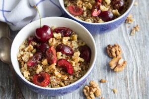 Quinoa-Milchreis mit Kirschen und Ingwer