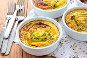 Kleine Soufflees mit Zucchini, Möhren und Dill