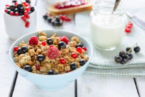 Knuspermüsli mit Beeren