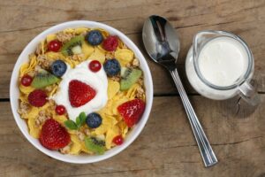 Knuspermüsli mit Beeren, Kiwi und Joghurt