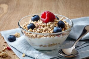 Knuspermüsli mit Himbeeren, Blaubeeren und Joghurt