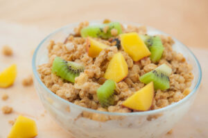 Knuspermüsli mit Kiwi und Pfirsich