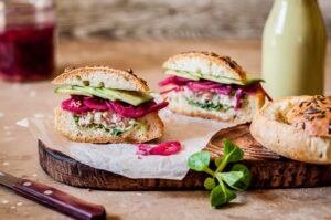 Thunfischcremebrötchen mit rote Bete und Salat