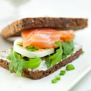 Lachs-Eiweißbrot mit Ei und Rucola