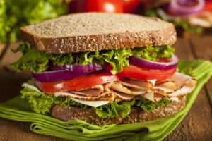 Eiweiß-Brot mit Putenwurst, Tomate und Salat