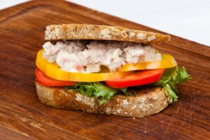 Thunfisch-Eiweißbrot mit Paprika und Tomate