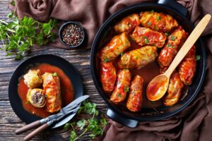 Kohlrouladen mit Hackfleisch und Reis in Tomatensauce