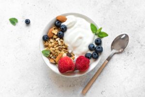 Kokosjoghurt mit Erdbeeren, Blaubeeren und Haferflocken