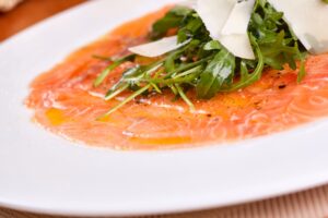 Lachscarpaccio mit Eiweißbrot und Paprikaquark