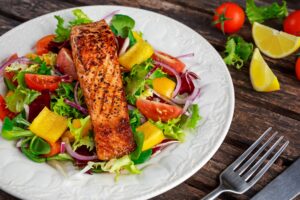 Lachsfilet mit Salat