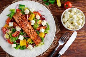 Lachsfilet mit Salat und Feta