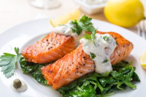 Lachsfilet mit Spinat und Meerrettichquark