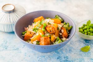 Reis Bowl mit Lachsforelle, Erbsen und Mandarine