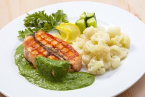 Lachssteak mit Blumenkohl und Brokkolisoße