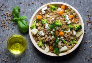 Lauwarmer Buchweizensalat mit Gemüse