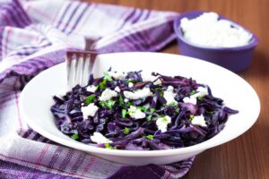 Lauwarmer Rotkohlsalat mit Datteln und Feta