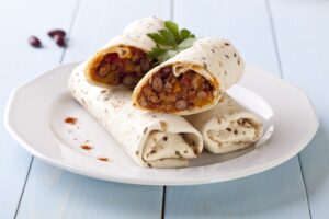 Wrap mit Hackfleisch, Kidneybohnen, Paprika und Tomaten