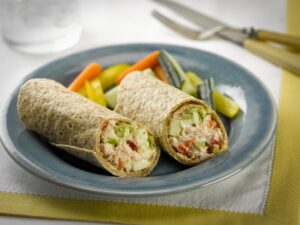 Thunfisch-Wrap mit Gurke, Möhre und Paprika