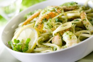 Linguine mit Garnelen und Tomatensalat