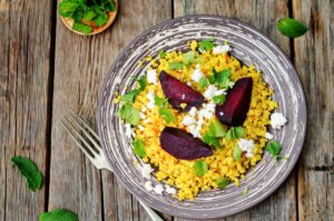 Linsen-Bulgur-Pfanne mit Feta und rote Bete