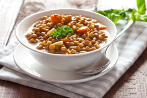 Linsensuppe mit Kartoffeln und Möhre