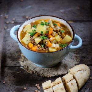 Linsensuppe mit Kartoffeln und Möhren