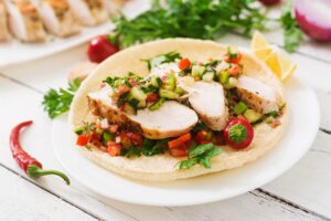 Eiweiß-Burger mit Huhn und scharfem Salat