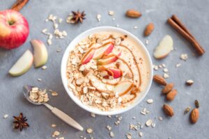 Mandeljoghurt mit Apfelspalten und Haferflocken