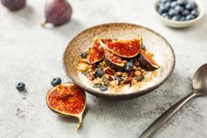 Mandeljoghurt mit Feigen, Blaubeeren und Granola