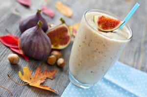 Milchshake mit Banane, Feige und Cashewkernen