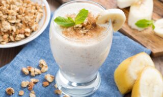 Mandelmilchshake mit Banane, Quark und Haferflocken