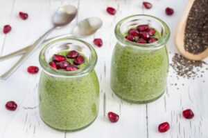 Matcha-Chiasamenpudding mit Granatapfelkernen