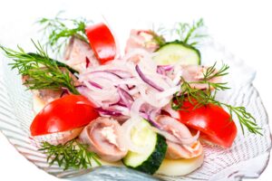 Matjessalat mit Gurke, Zwiebel, Tomate und Dill