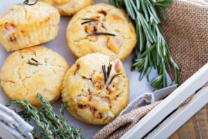 Mediterrane Muffins mit Schinken, Tomaten und Rosmarin