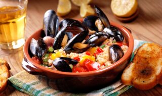 Miesmuscheln mit Couscous, Paprika und Bohnen