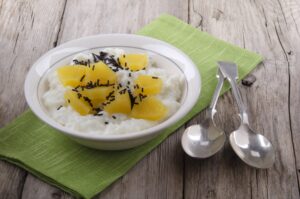 Ananas-Milchreis mit Banane und Schokoraspeln