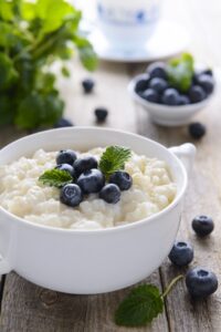 Milchreis mit Blaubeeren und Banane