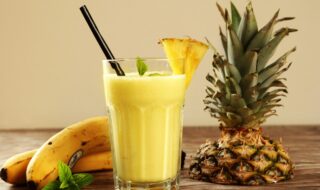 Sojamilchshake mit Banane, Ananas und Quark