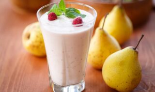 Milchshake mit Birne, Himbeeren, Mandeln und Quark