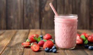 Milchshake mit Erdbeeren, Blaubeeren und Quark