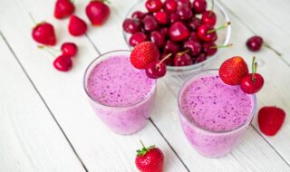 Milchshake mit Erdbeeren, Kirschen und Quark