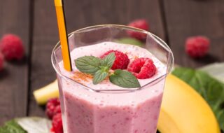 Joghurt-Milchshake mit Himbeeren und Banane