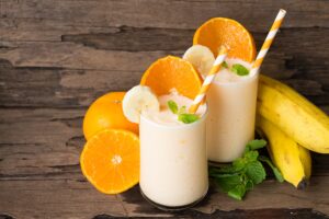 Sojamilchshake mit Orange, Banane und Quark