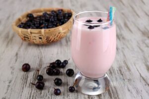 Milchshake mit Quark und schwarzen Johannisbeeren